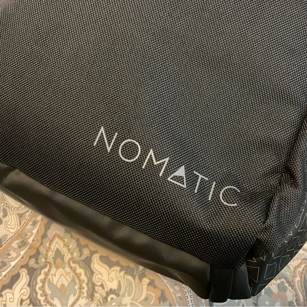 Like New Nomatic Travel Bag 40L + Laundry Bag+ Waist Strap Used 1x